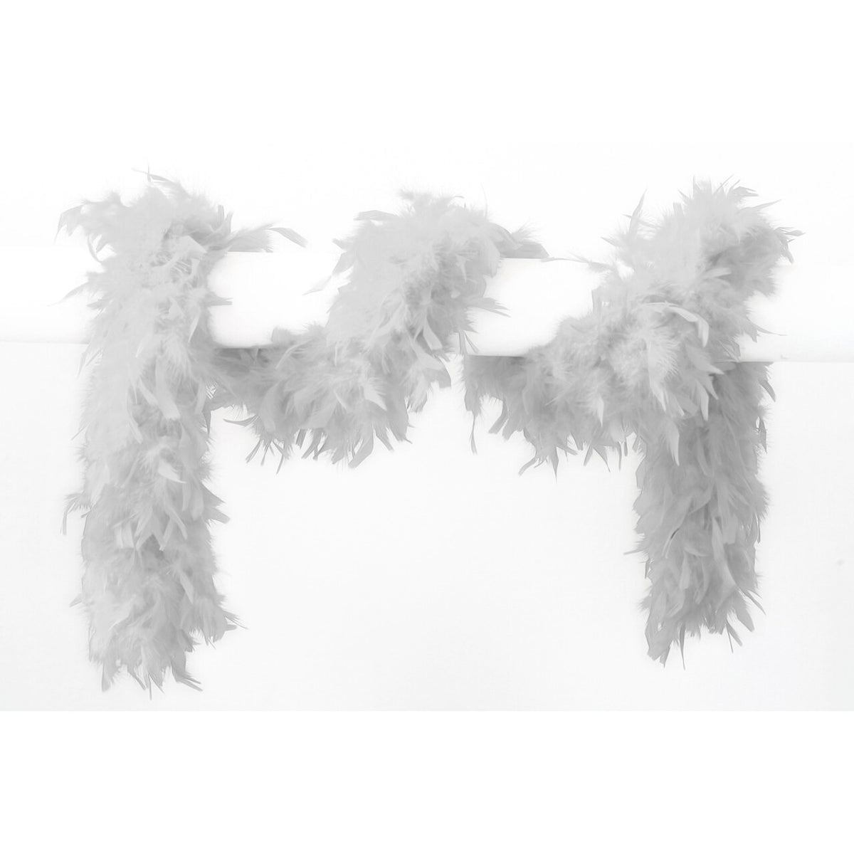 Op deze afbeelding zie je een Accessoires, van het merk Wilbers. Lange Boa Met Veren Wit 180 Centimeter