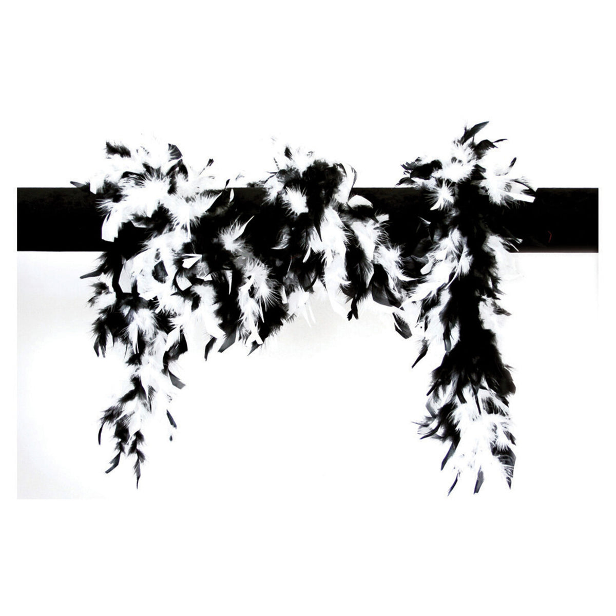 Op deze afbeelding zie je een Accessoires, van het merk Wilbers. Boa Twee Kleuren Zwart Wit 180 Centimeter