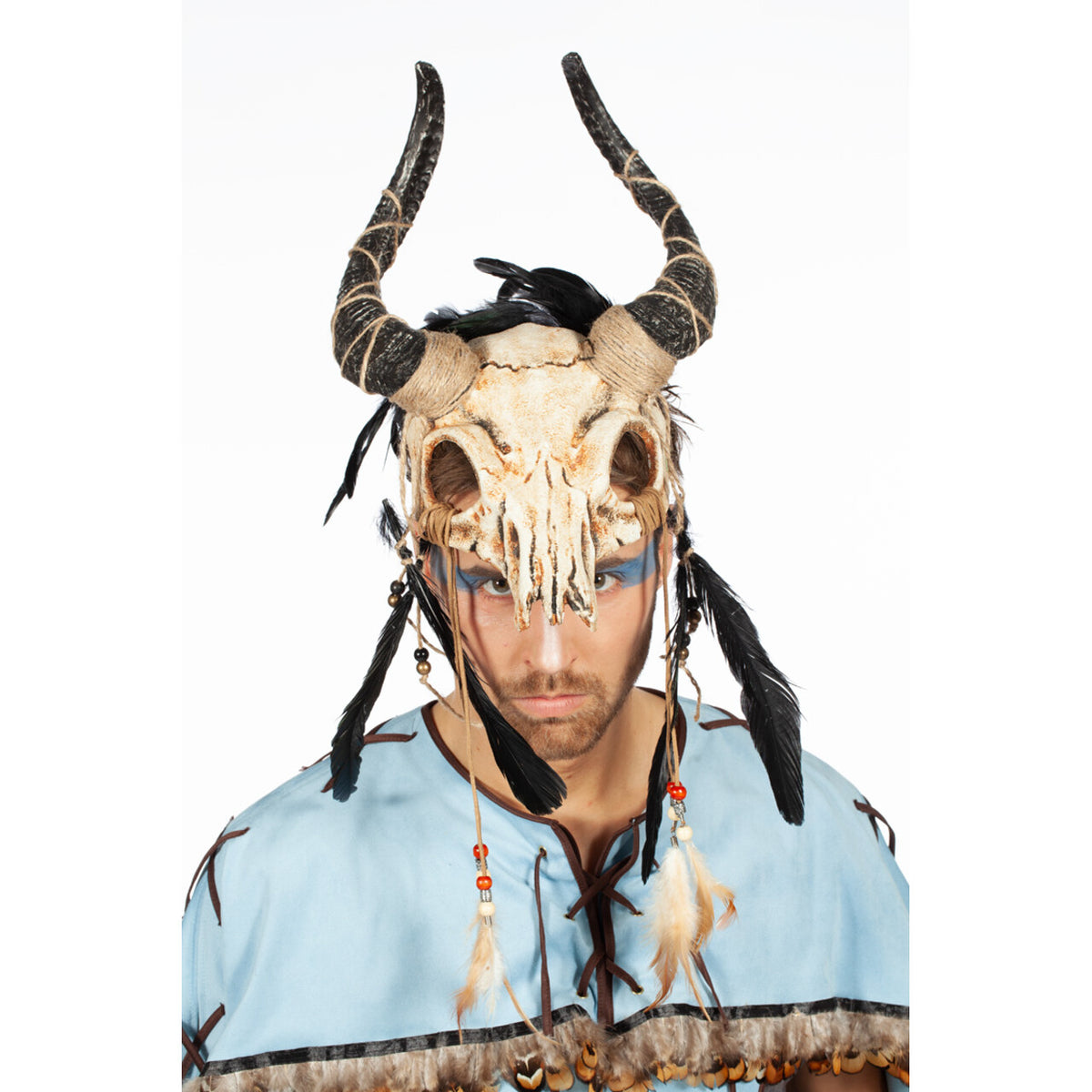 Op deze afbeelding zie je een Accessoires, van het merk Wilbers. Wit Sjamanistisch Schedelmasker Met Hoorns