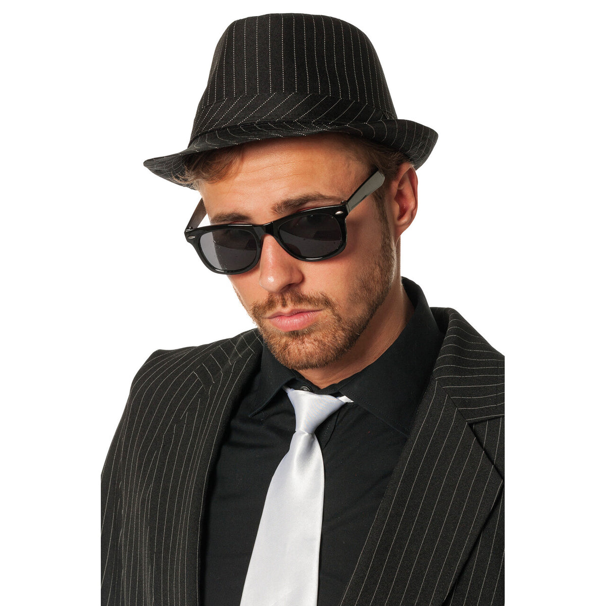 Op deze afbeelding zie je een Accessoires, van het merk Wilbers. Mister Maffia Gangsterhoed Gestreept