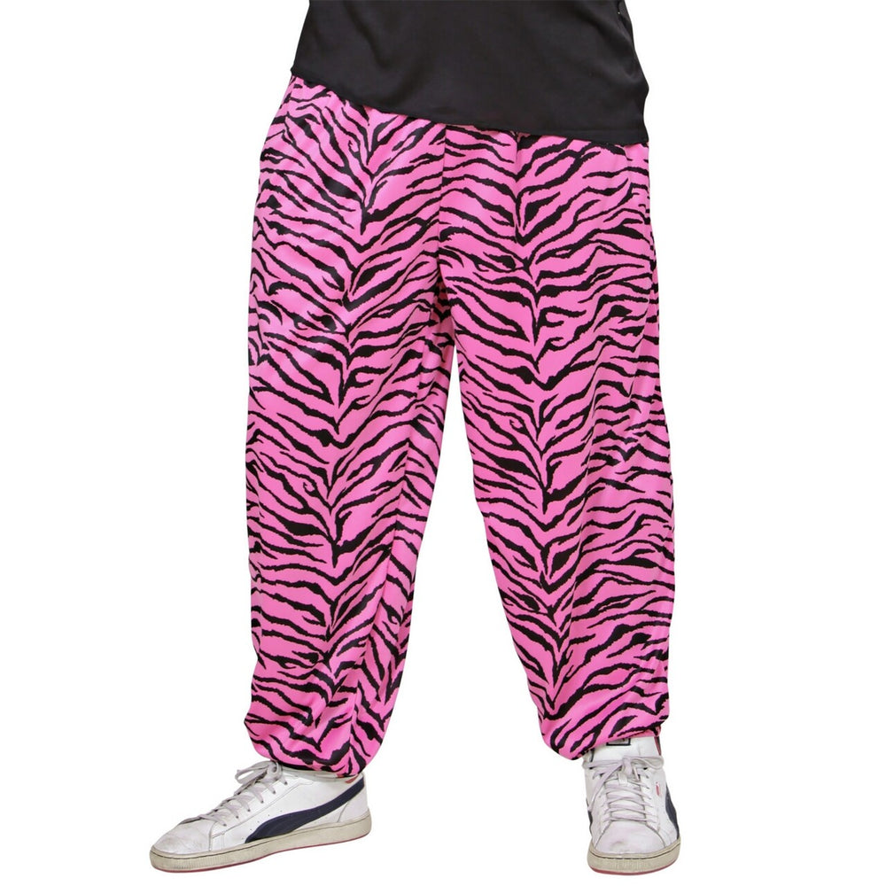 Op deze afbeelding zie je een Kostuums, van het merk Widmann. Baggy Broek 80s Zebra Roze Man