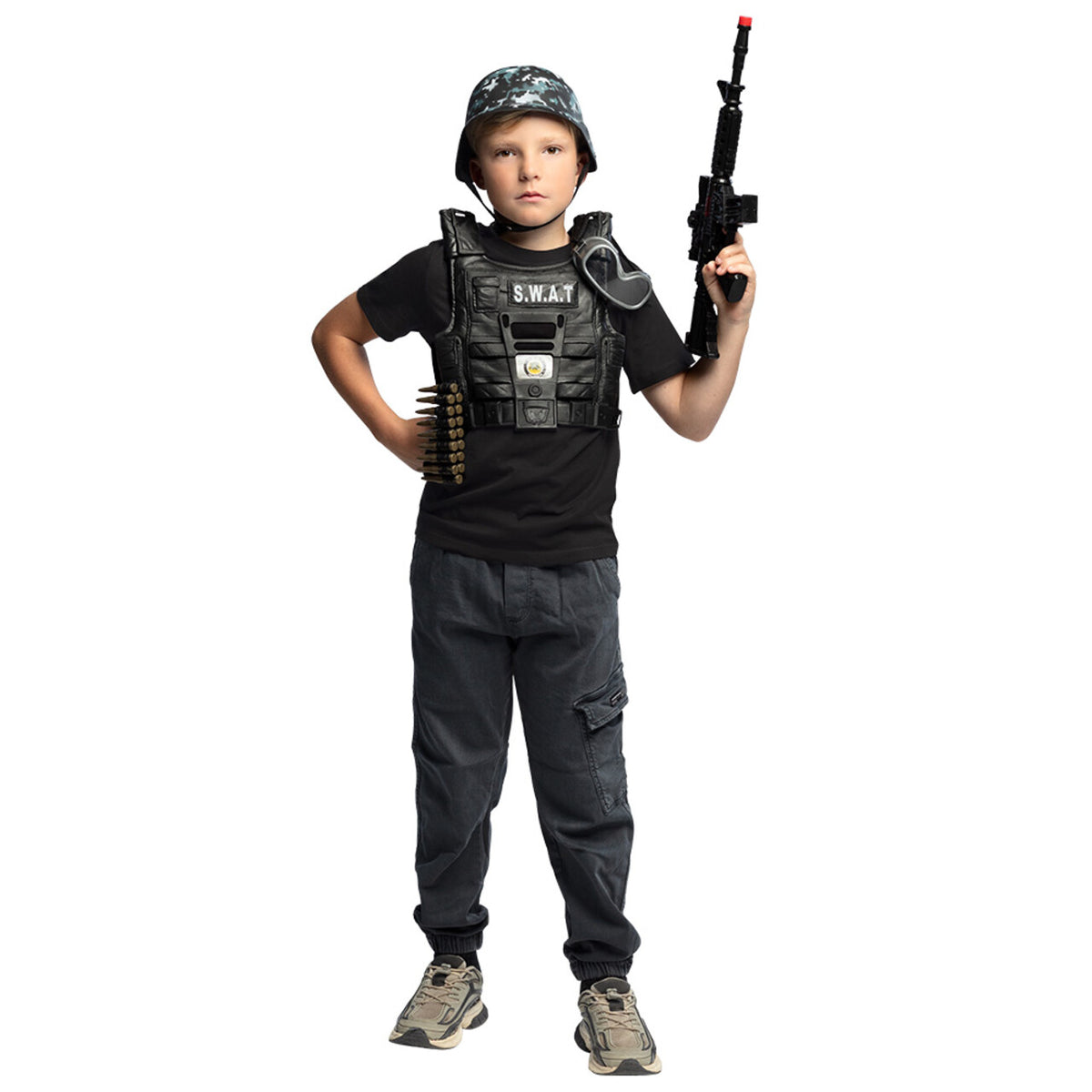 Op deze afbeelding zie je een Kostuums, van het merk Boland. Kinderset s.w.a.t (Helm, Vest, Veiligheidsbril, Kogelriem, Geweer) Kind Kostuum