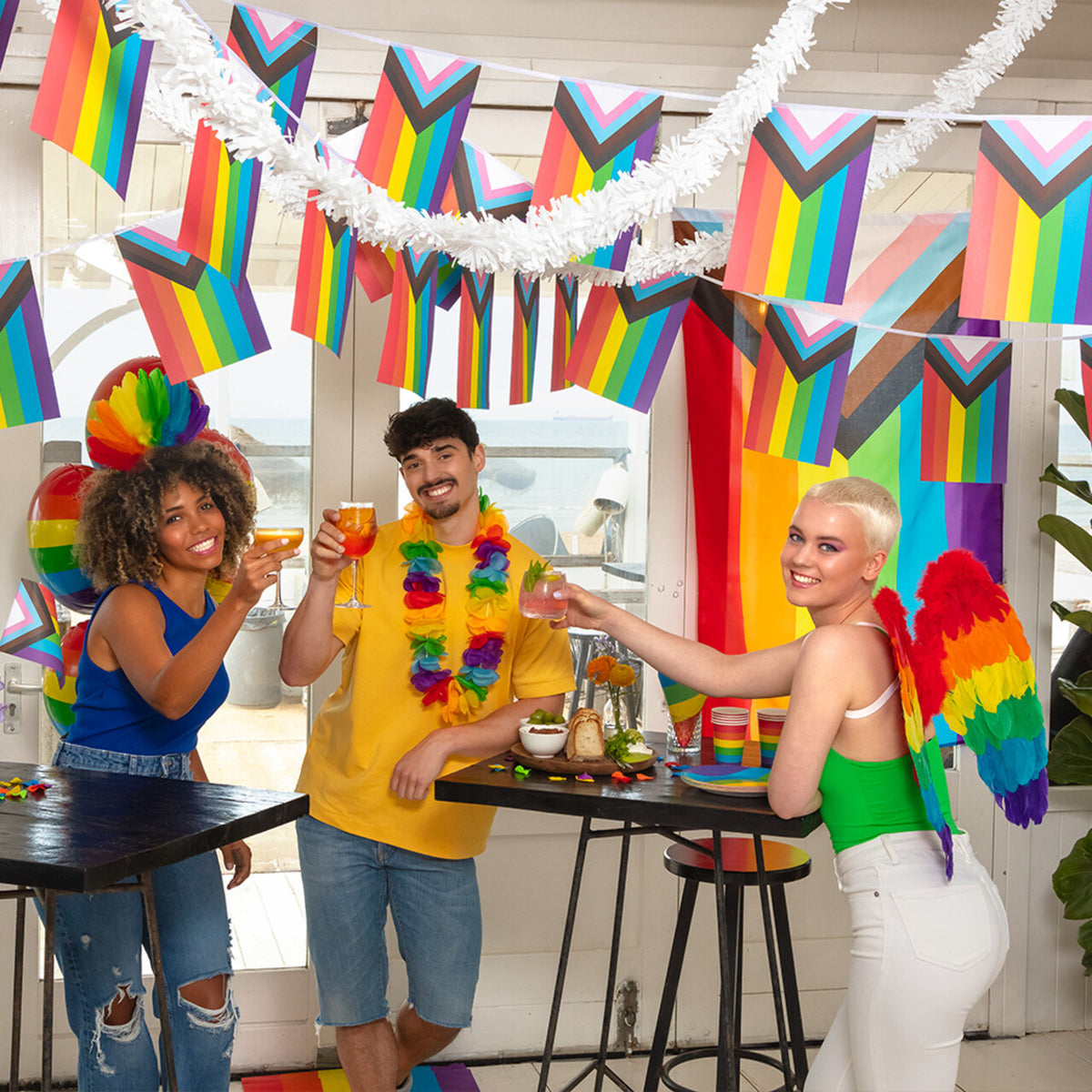 Op deze afbeelding zie je een Decoratie, van het merk Boland. Polyester Vlag Rainbow Pride Progress