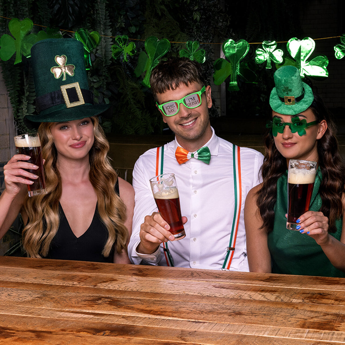 Op deze afbeelding zie je een Accessoires, van het merk Boland. St. Patricks Day Klaver Bril