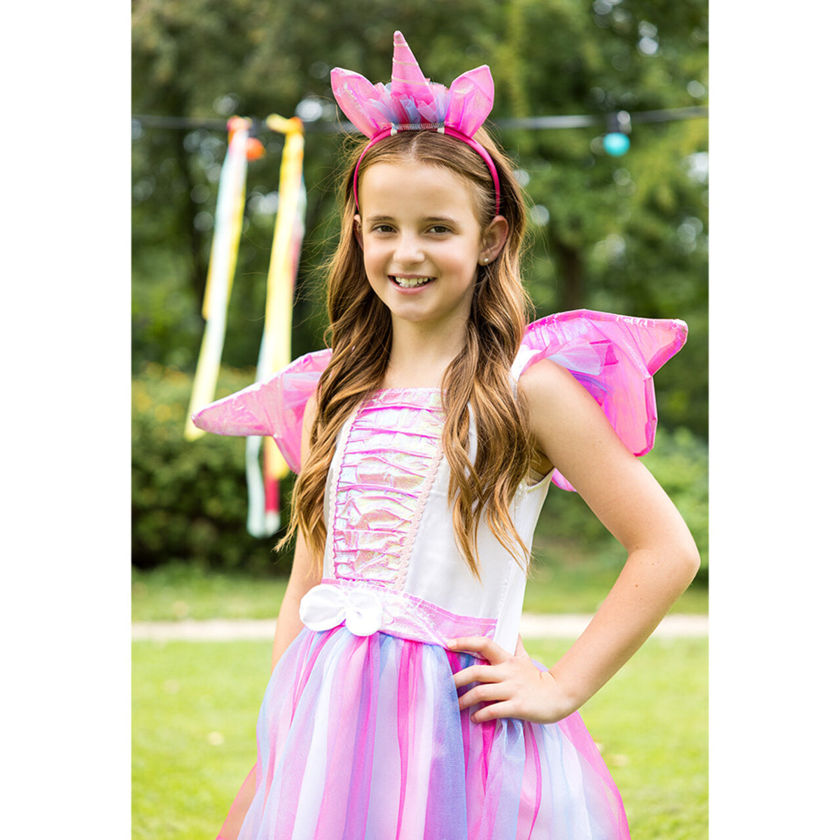 Op deze afbeelding zie je een Kostuums, van het merk Boland. Always Be A Unicorn Meisje Kostuum