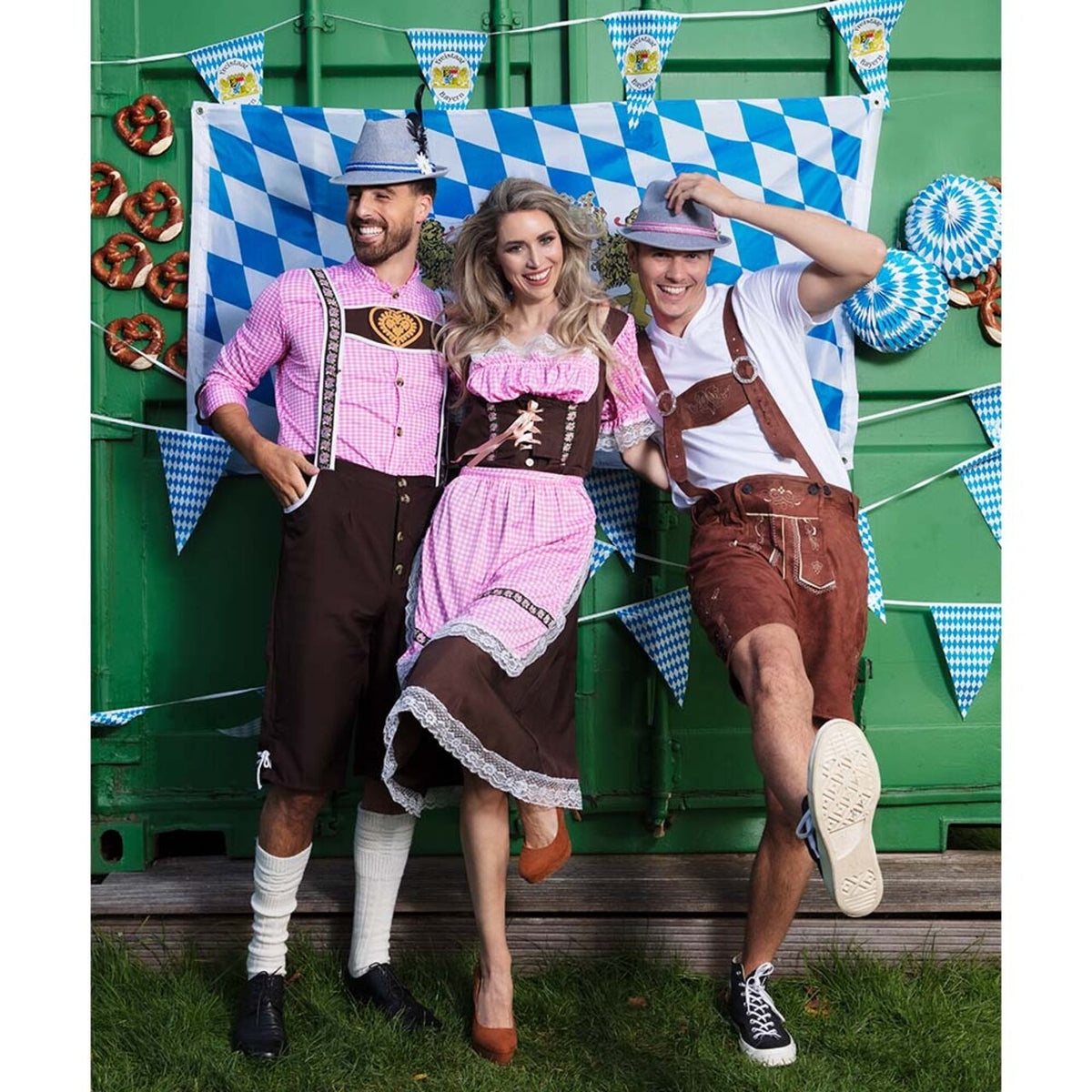 Op deze afbeelding zie je een Kostuums, van het merk Boland. Jutta Von Tirolfest Vrouw Kostuum