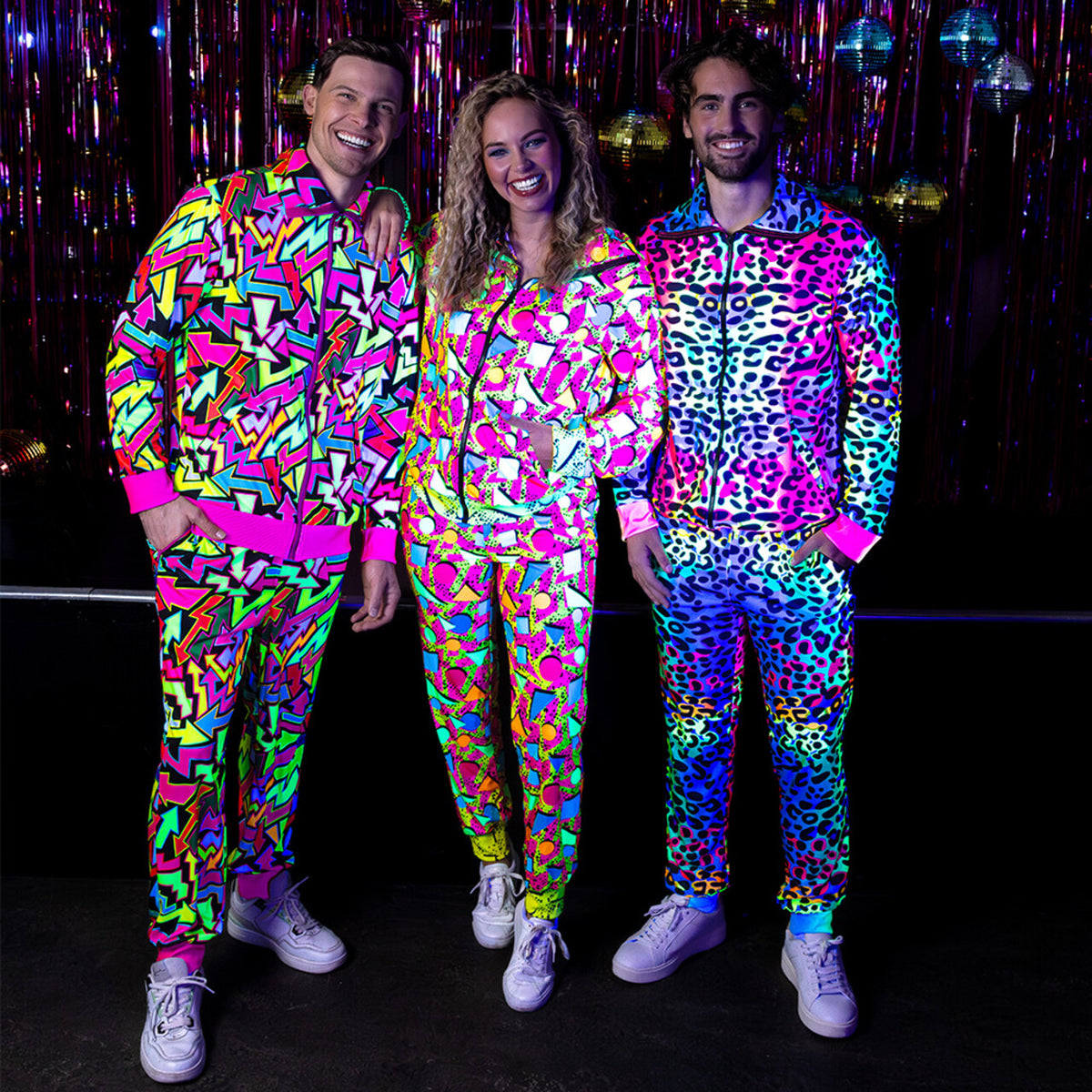 Op deze afbeelding zie je een Kostuums, van het merk Boland. Super Fout 90s Trainingspak Luipaard Rainbow Blacklight Man Kostuum