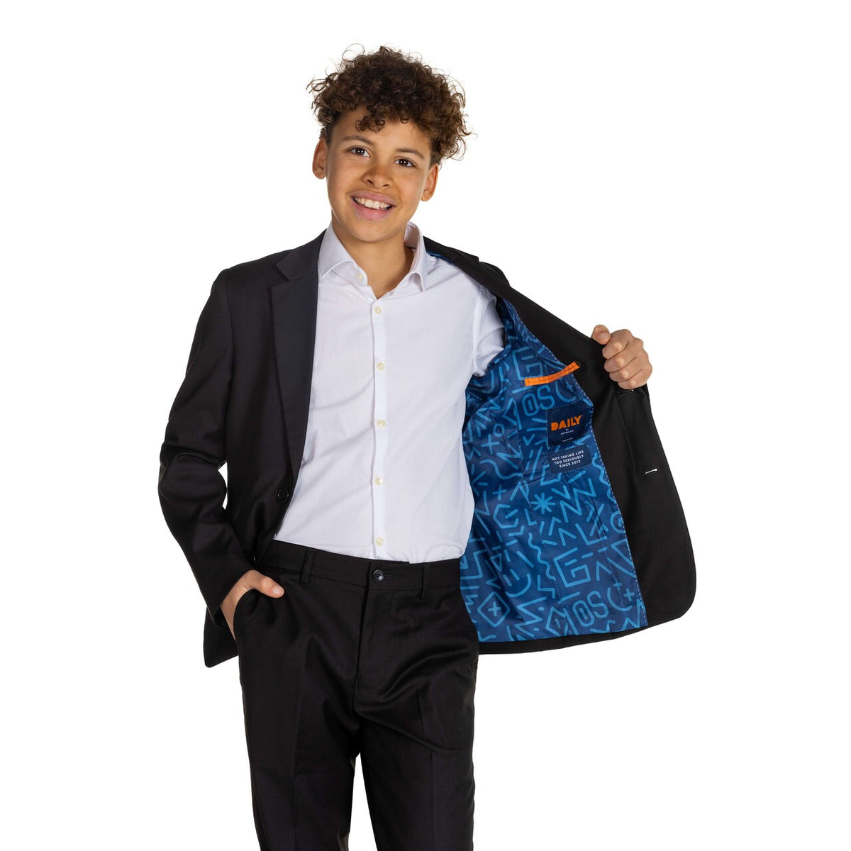 Op deze afbeelding zie je een Kostuums, van het merk Opposuits. Teen Boys Daily Deep Black Jongen Kostuum