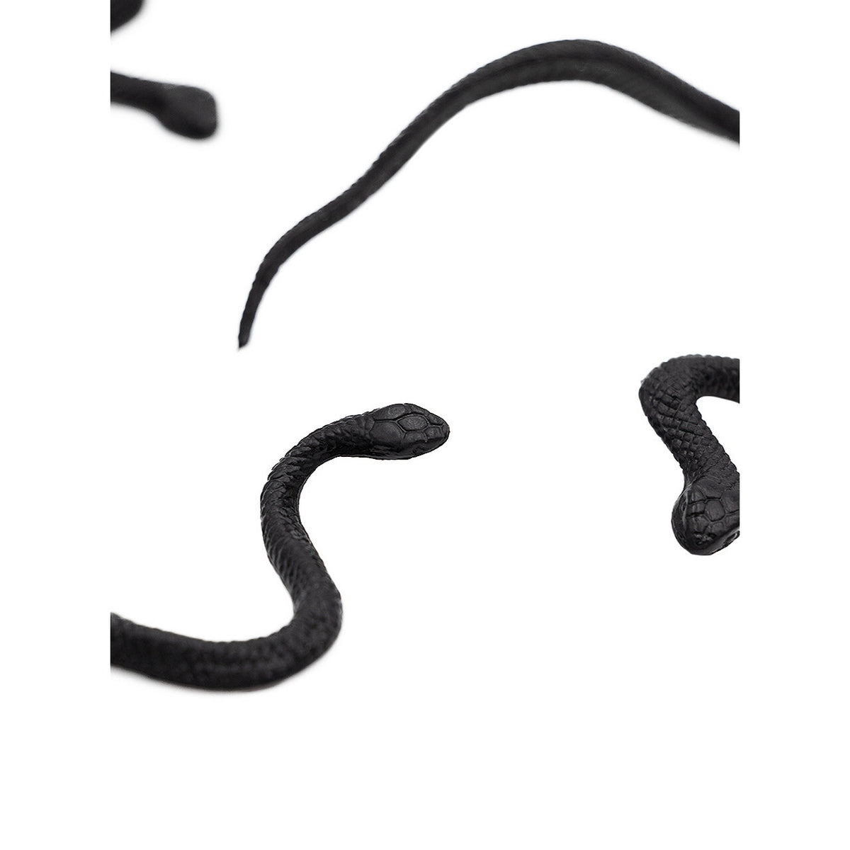 Op deze afbeelding zie je een Decoratie, van het merk Funidelia. Black Mamba Killer Snakes 12 Stuks