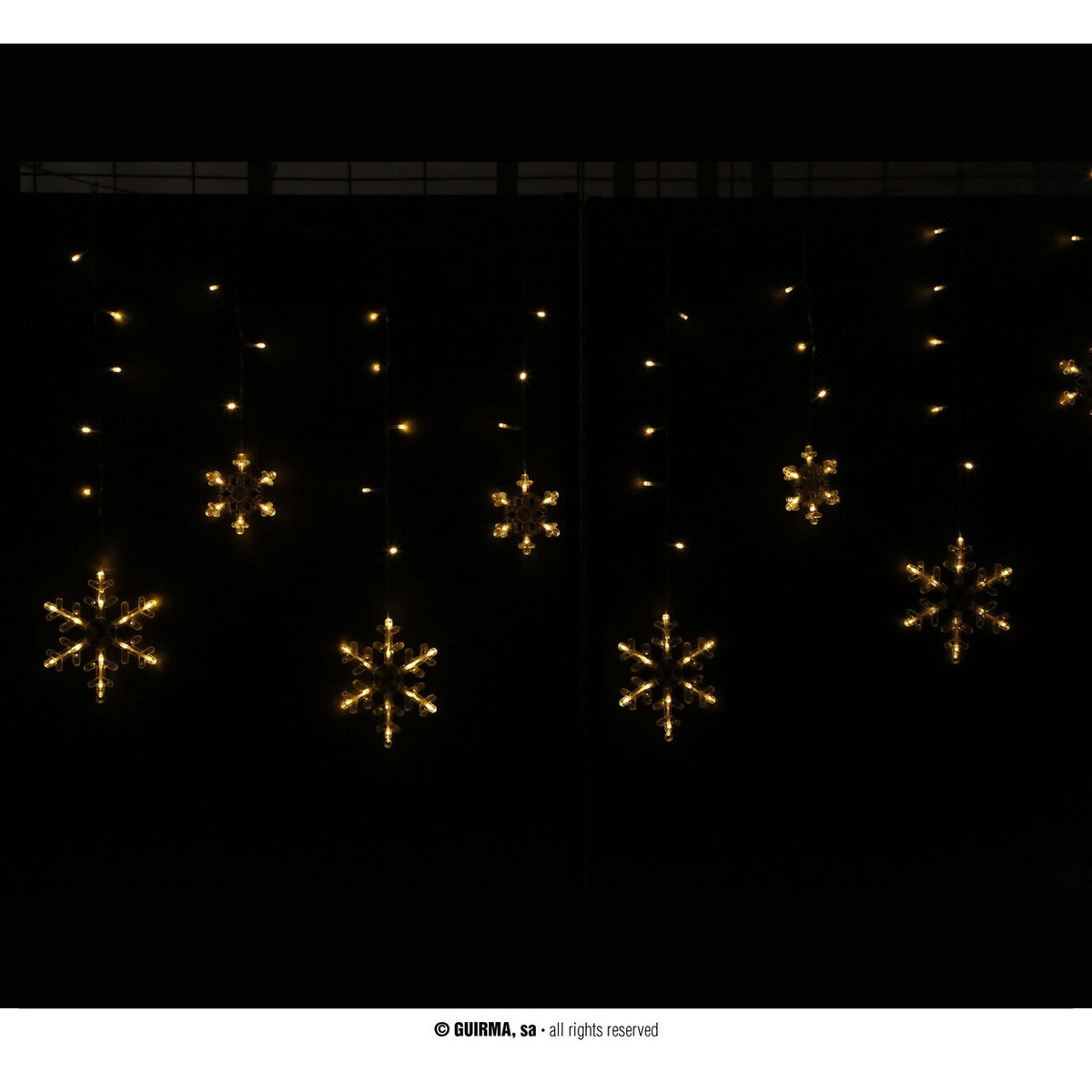 Op deze afbeelding zie je een Decoratie, van het merk Guirma. Licht Festijn Gordijn 12 Sneeuwvlokken Warm 138 Led