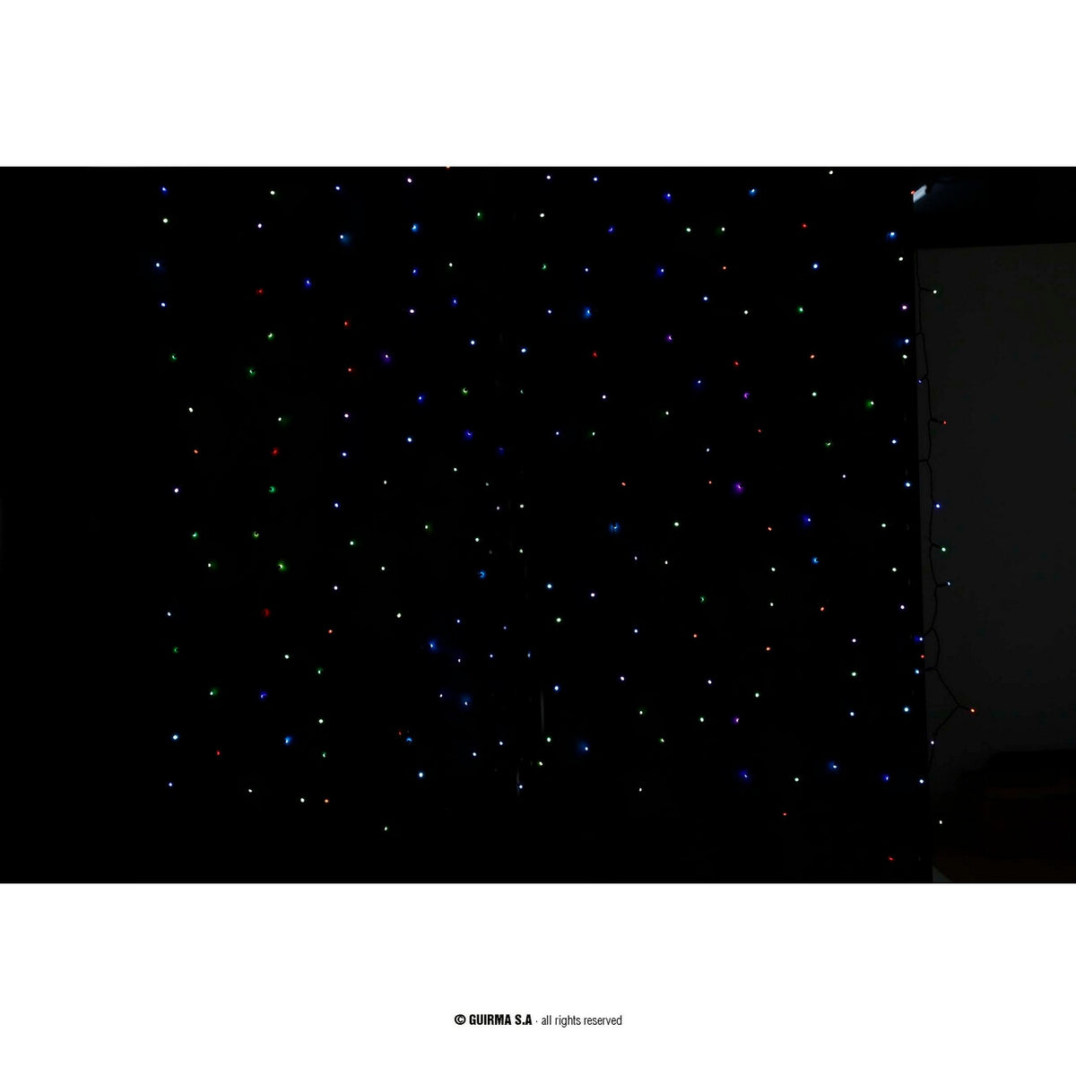 Op deze afbeelding zie je een Decoratie, van het merk Guirma. Groen Licht Festijn Gordijn 600 Led