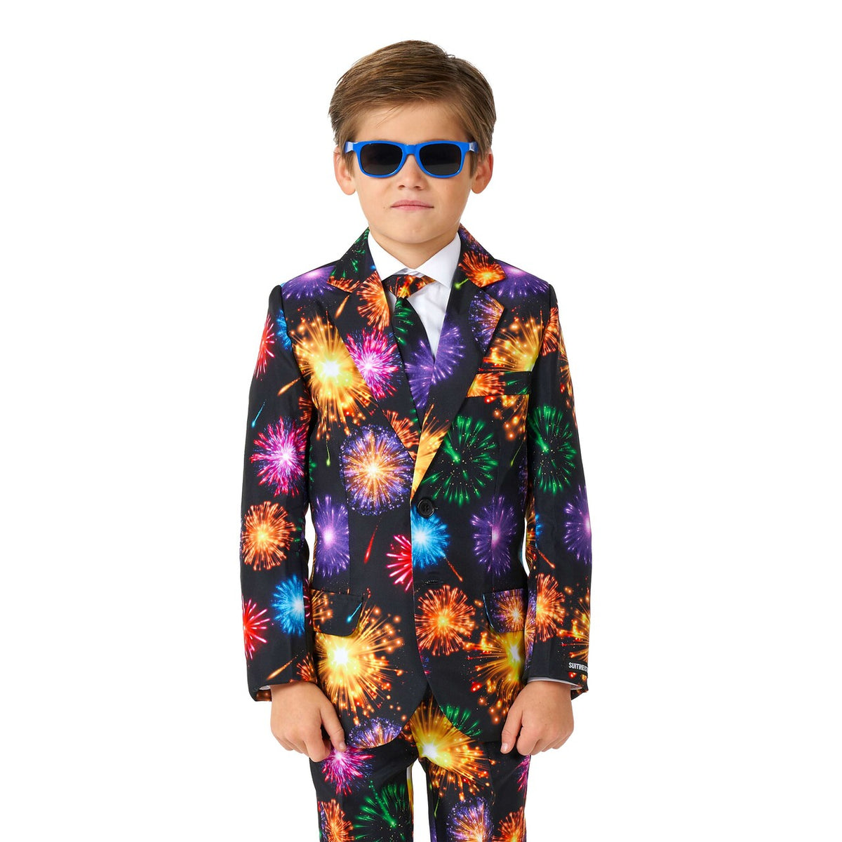 Op deze afbeelding zie je een Kostuums, van het merk Suitmeister. Fireworks Black Jongen Kostuum