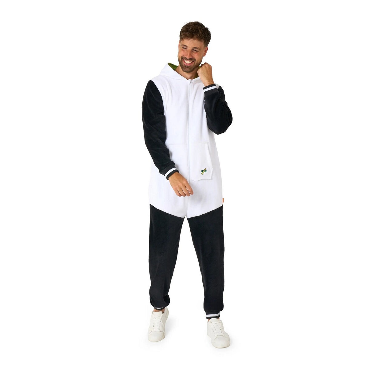 Op deze afbeelding zie je een Kostuums, van het merk Opposuits. Ping Xiao Po De Panda Relax Onesie Man Kostuum