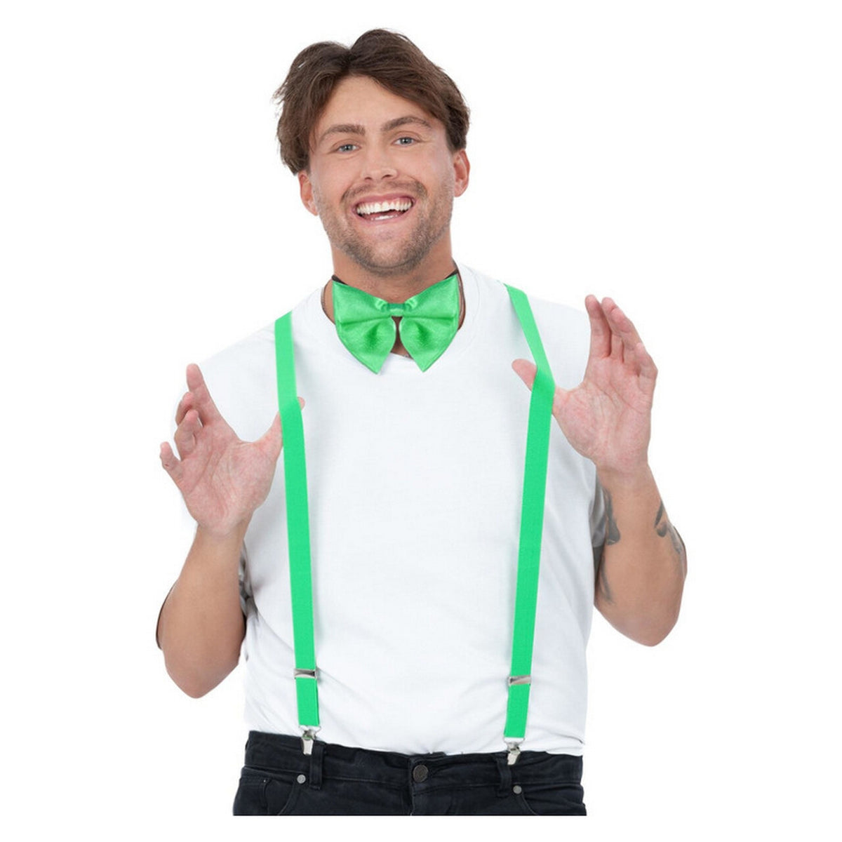 Op deze afbeelding zie je een Accessoires, van het merk Smiffy's. Bretels En Vlinderstrik Set Groen