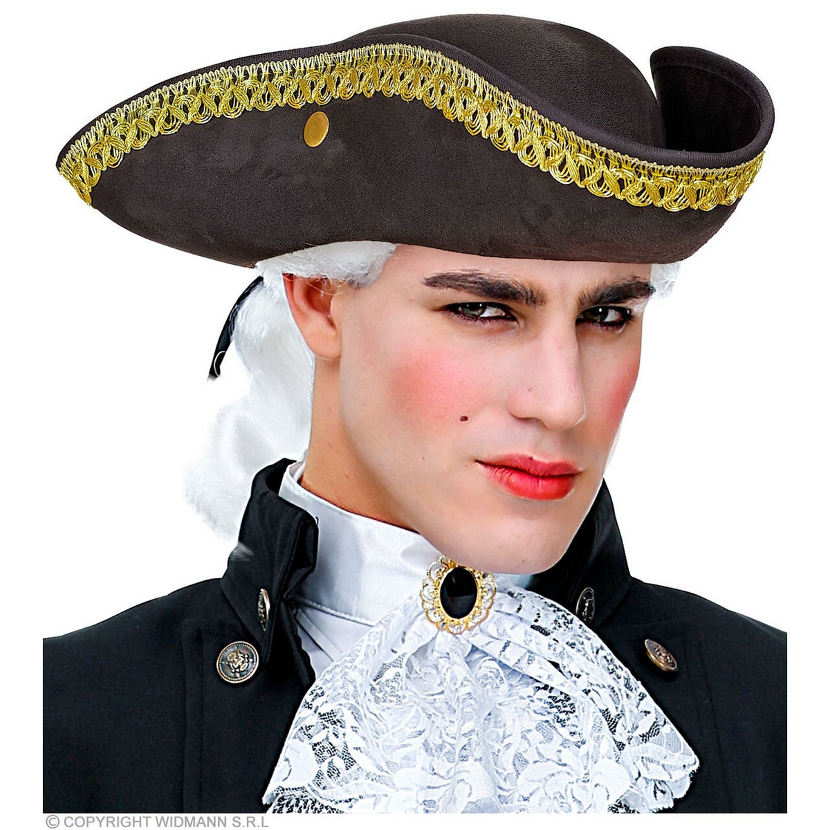Op deze afbeelding zie je een Accessoires, van het merk Widmann. Driesteek Musketier Suedelook Zwart
