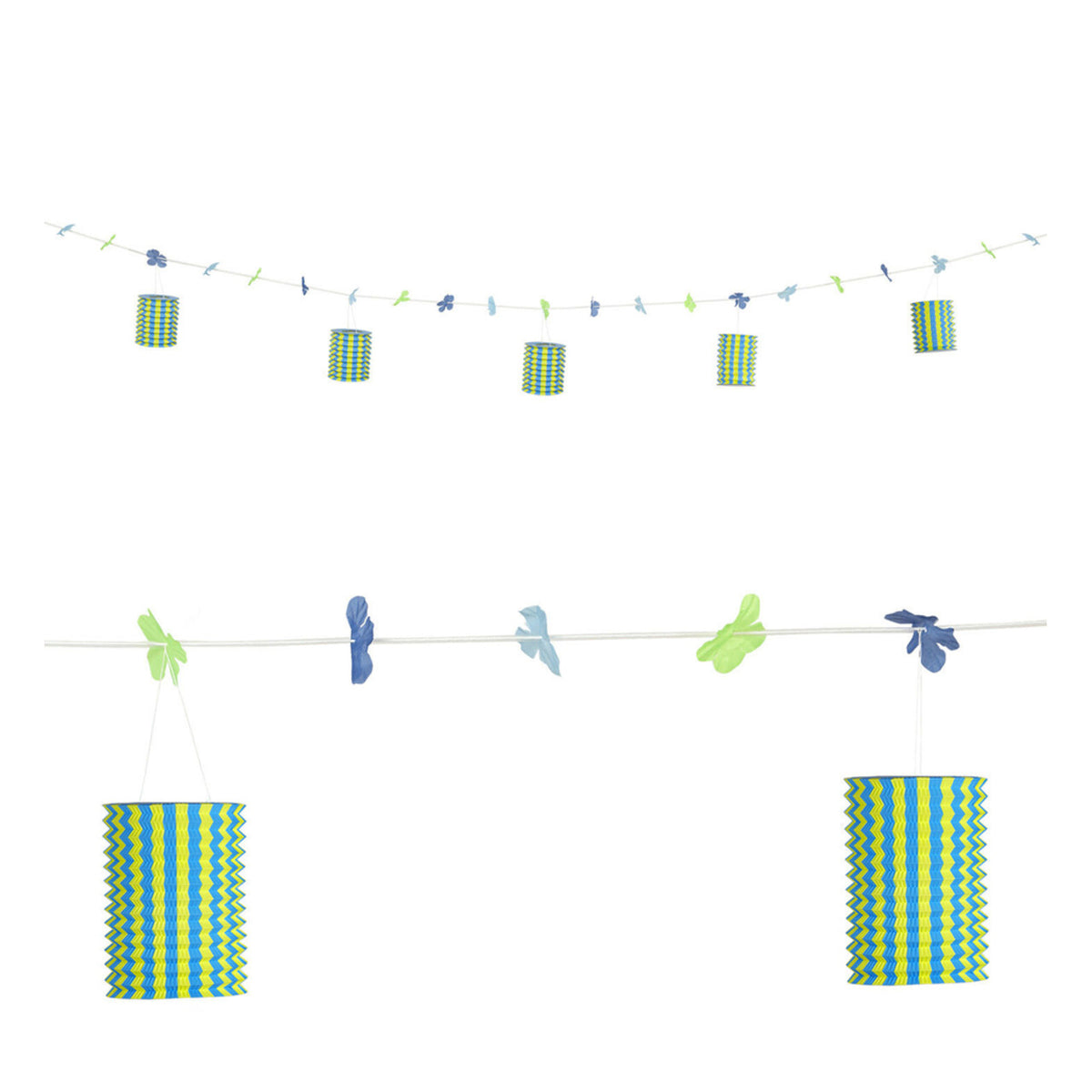 Op deze afbeelding zie je een Decoratie, van het merk Widmann. Feestelijke Slinger Met Lampions En Bloemen Blauw / Geel, 3 Meter
