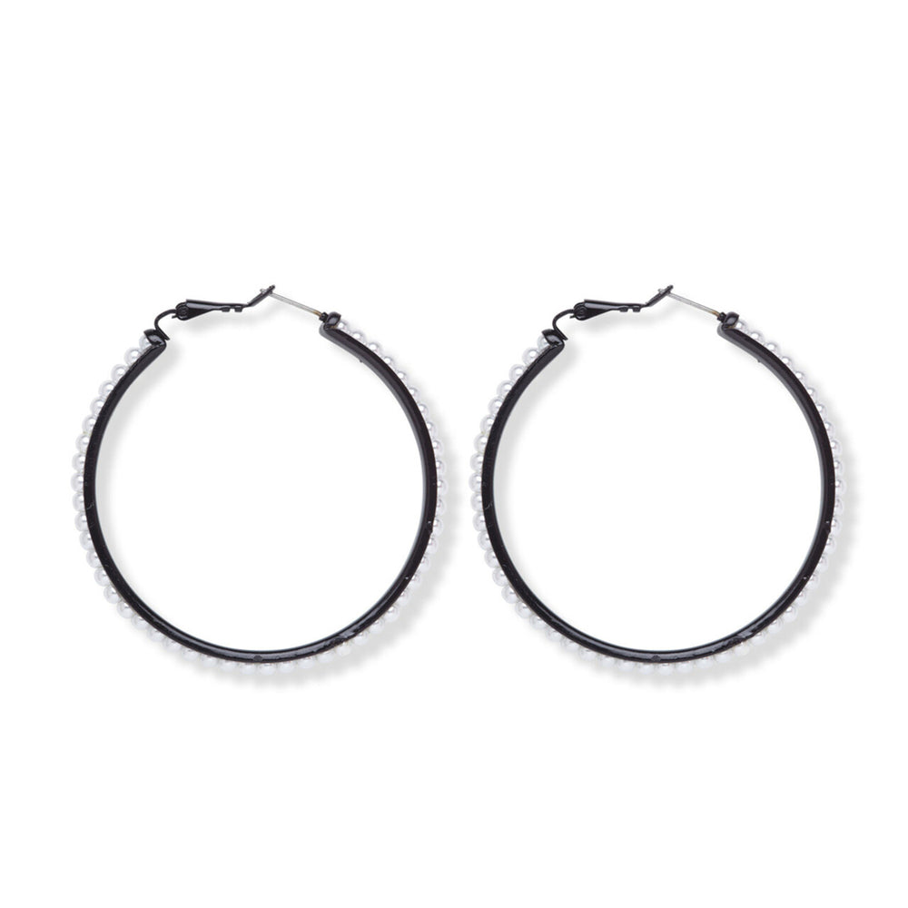 Op deze afbeelding zie je een Accessoires, van het merk Widmann. Punk Oorringen Zwart Met Parels