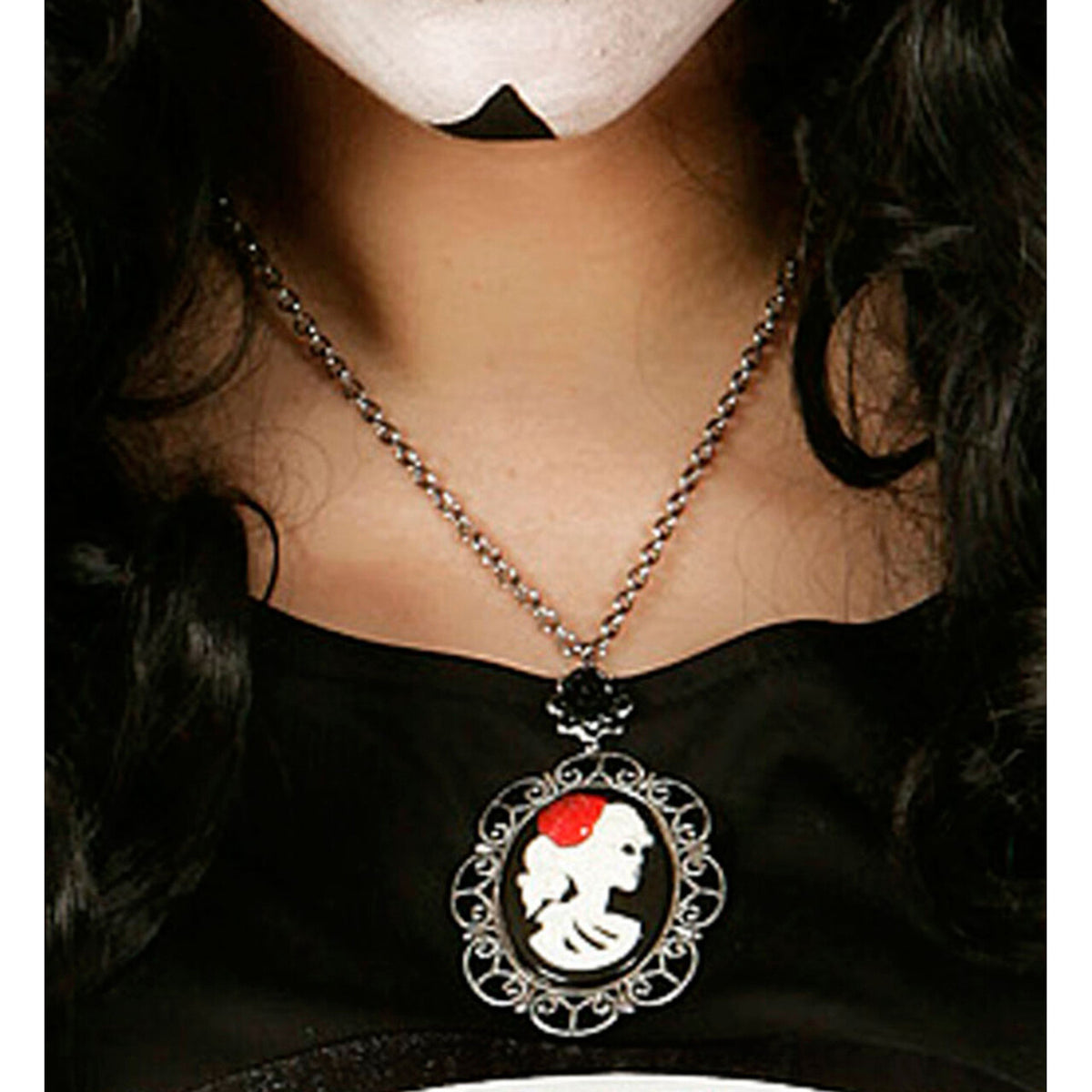 Op deze afbeelding zie je een Accessoires, van het merk Widmann. Dark Days Ketting Met Zwarte Roos En Cameo Schedel