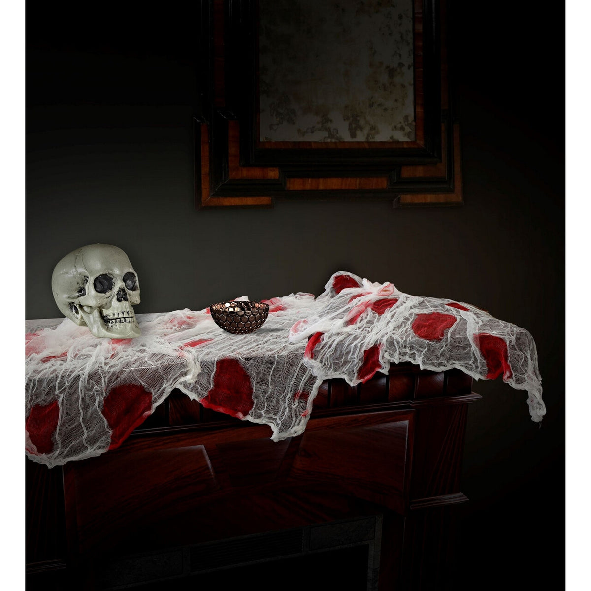 Op deze afbeelding zie je een Decoratie, van het merk Widmann. Halloween Tafelkleed Gaas En Bloed 180 Bij 80 Centimeter