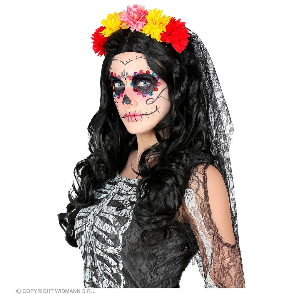 Op deze afbeelding zie je een Accessoires, van het merk Widmann. Dia De Los Muertos Sluier Met Gekleurde Bloemen