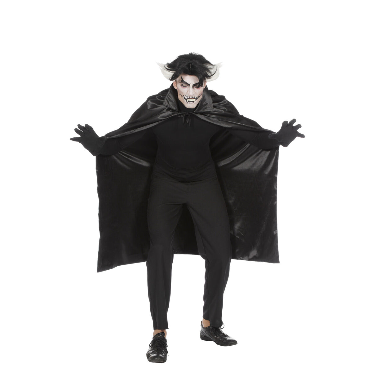 Op deze afbeelding zie je een Accessoires, van het merk Wilbers. Razende Roemeense Dracula Cape Dubbel Met Kraag Zwart