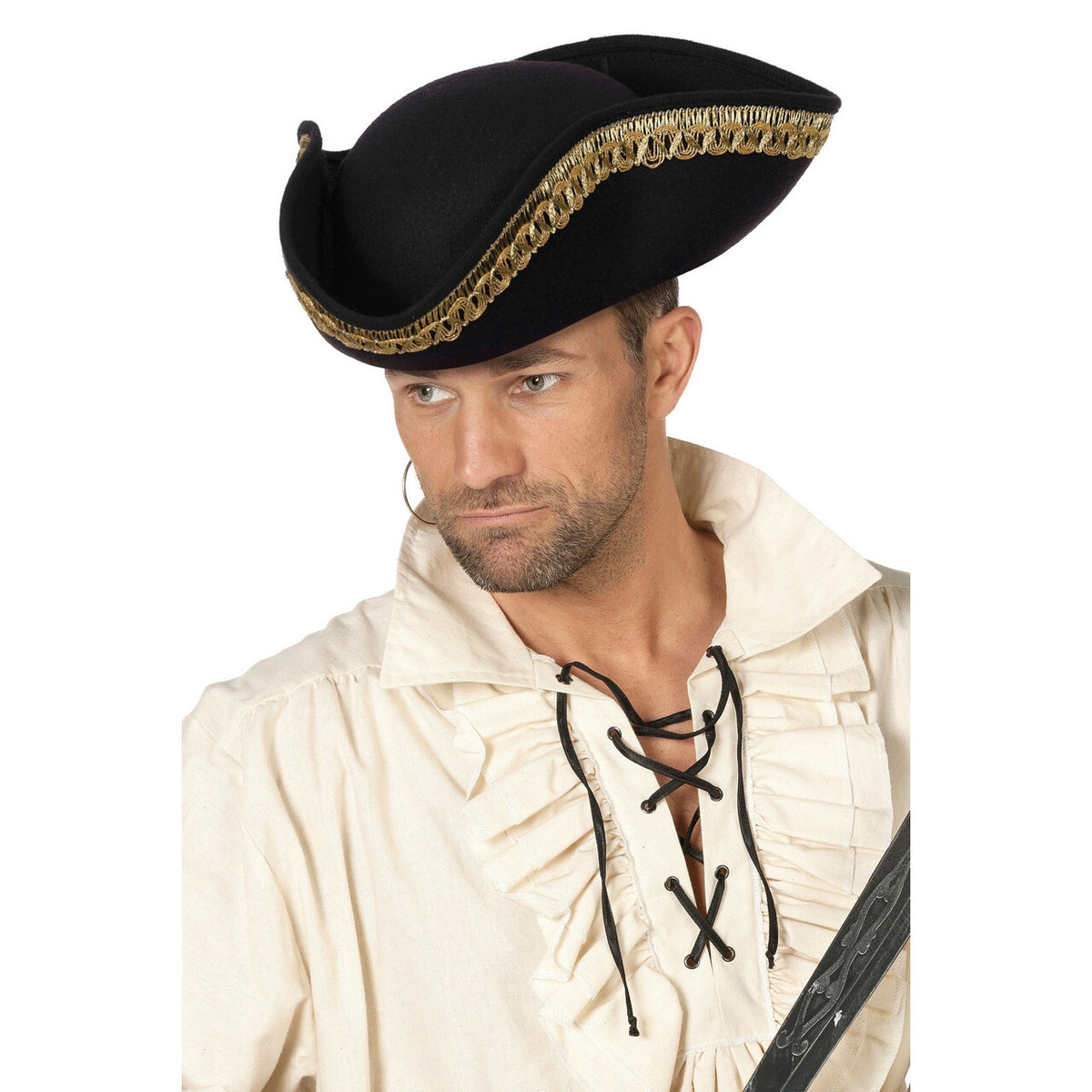 Op deze afbeelding zie je een Accessoires, van het merk Wilbers. Piratenhoed Driesteek Met Goudband